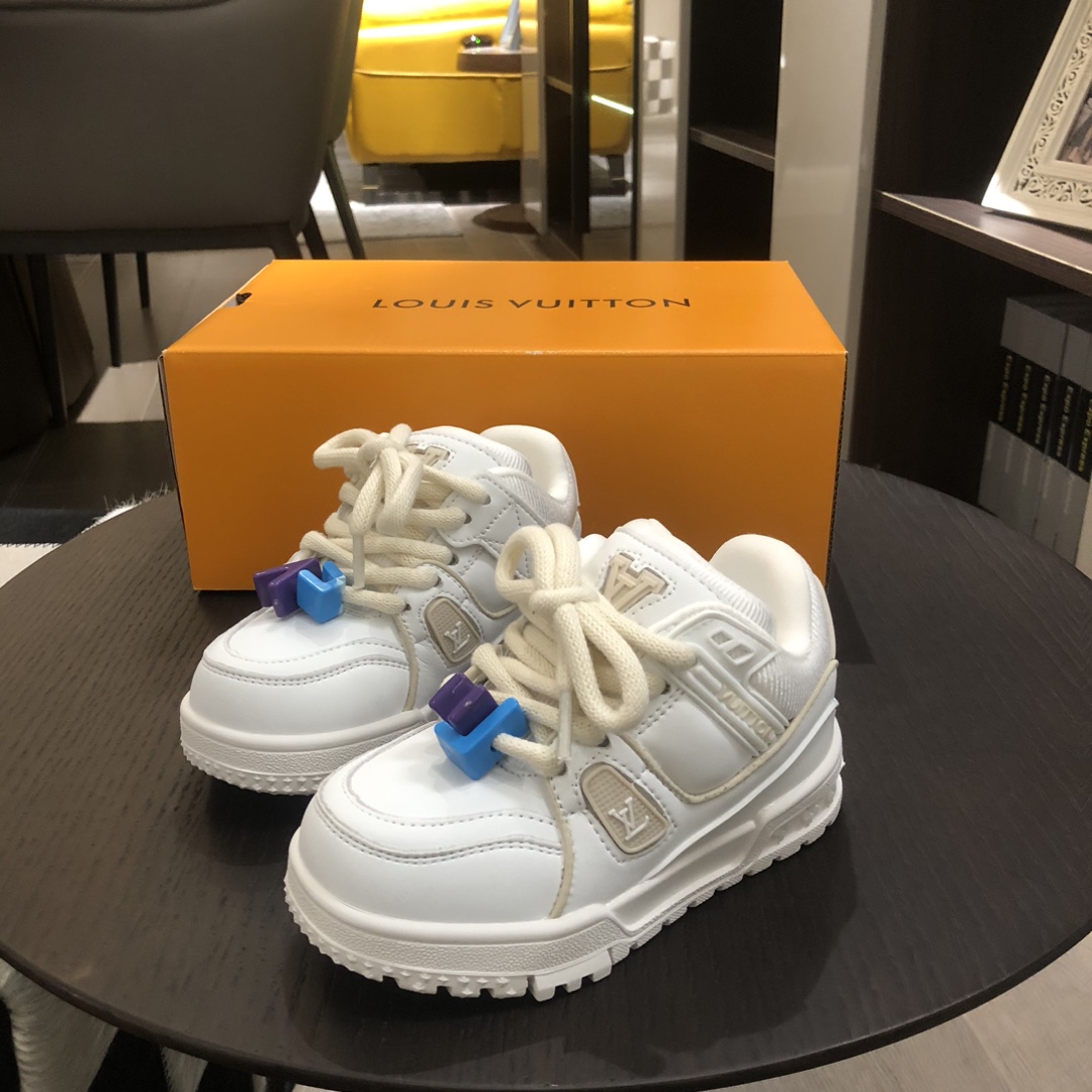 Children's shoes child